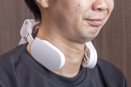 装着感:首を挟んで固定するのは好みが分かれる 電動ネッククーラーおすすめ イメージ