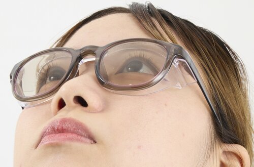  Zoff「Zoff PROTECT 2WAY SUNGLASSES ウエリントンタイプ」 Zoffの新作花粉・飛沫対策サングラスおすすめ イメージ2