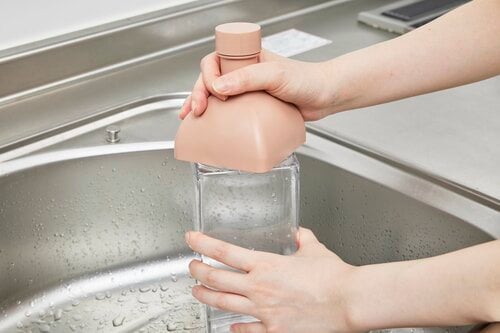 手のひらに収まるキャップが開けやすい 横置きできる冷水筒おすすめ イメージ3