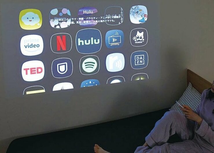 【10万円妄想】最新プロジェクター付きライト「popIn Aladdin2」で6畳間に革命が起こります｜『家電批評』が紹介