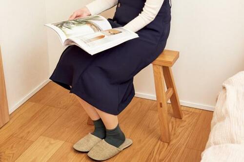 その3：ベッドまわりの収納無印の無垢材ベンチを多目的に利用 イメージ4