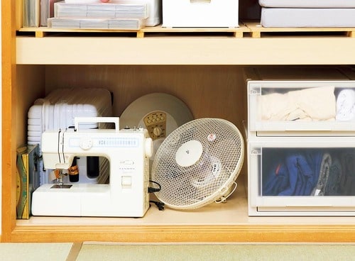 10:押入れ下段はキャリーで動かしやすく クローゼットの収納アイデアおすすめ イメージ