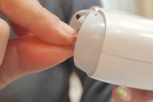 短い地爪を削る際は、指の腹を引っ張るのがコツ イメージ