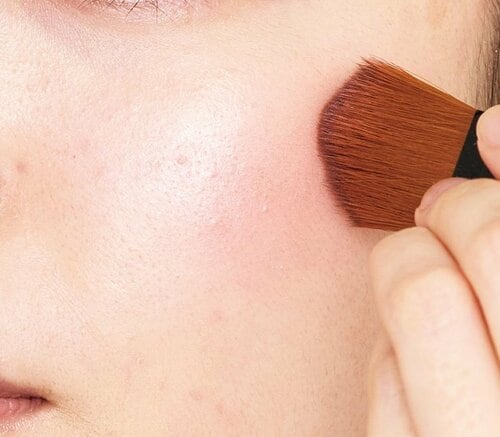 チークでツヤと血色感をプラス! チークおすすめ イメージ