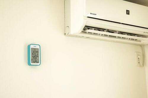 エアコンの風が当たらない所に設置します イメージ