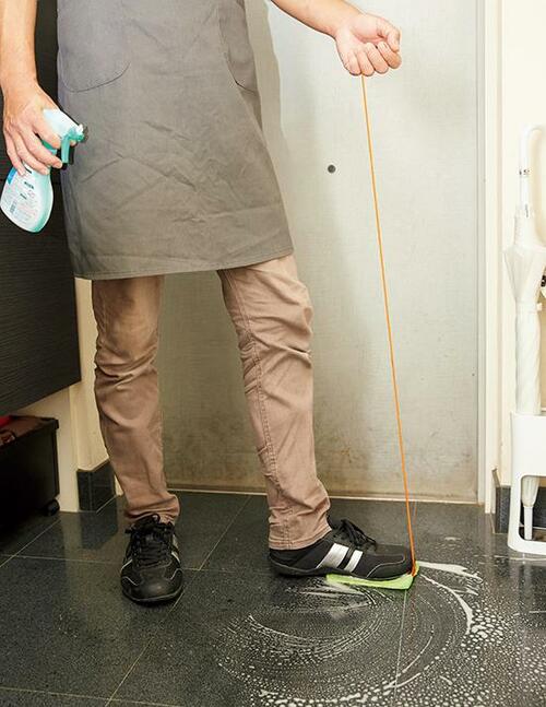 玄関掃除なのに靴の跡が… あっしの出番 イメージ