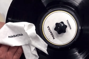 6:クロスで水分を拭き取る レコードメンテナンスおすすめ イメージ