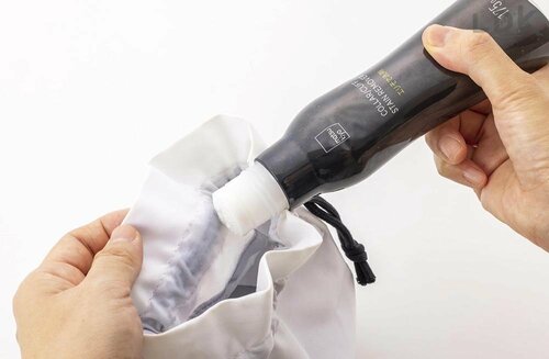 1：シミ抜き洗剤をつけてもみ込む メイクポーチ汚れの掃除方法おすすめ イメージ
