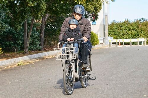ハンドルの幅が広いので、男性でも走行しやすい 電動アシスト自転車おすすめ イメージ