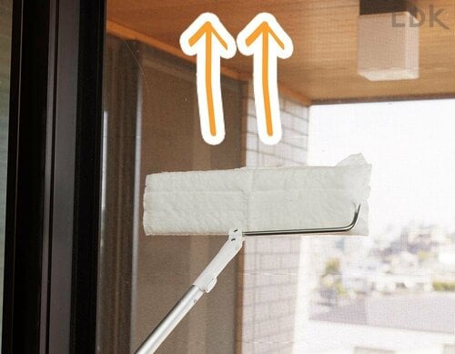 3:窓のしつこい汚れには下から上に 網戸用掃除シートおすすめ イメージ