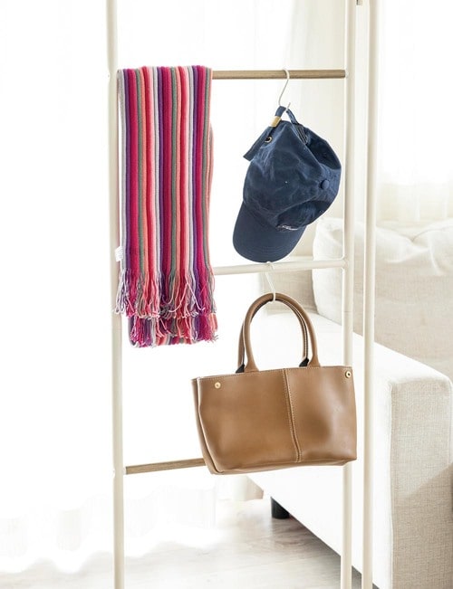 片側は小物専用になる ハンガーラックおすすめ イメージ