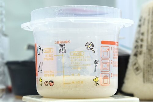 3位: スケーター「ご飯メーカー UDG1 SNOOPY やさい 1合」 料理家が選ぶ電子レンジ炊飯器おすすめ イメージ