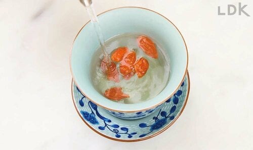 1：カップにクコの実を入れる イメージ