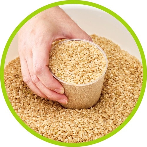 1：フタを開け、専用カップで量る 精米器おすすめ イメージ2