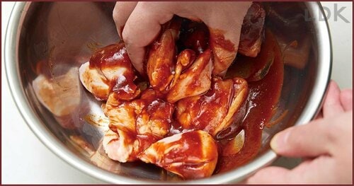 1:まずは肉と素をしっかり混ぜる イメージ