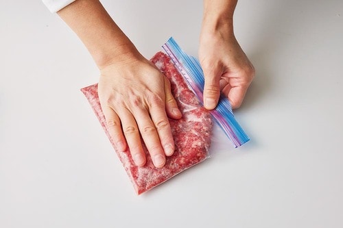 ひき肉は平らにすれば時短冷凍&解凍できる !