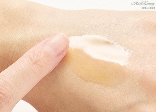 使用感：するりと伸びてベタつかない！ ビタミンC美容液おすすめ イメージ