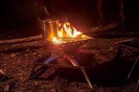 調理しやすいソロキャンプにおすすめな焚き火台3選。小さくたためて設営も楽！のイメージ