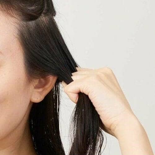 ステップ2:髪の中間からなじませていく 洗い流さないトリートメントおすすめ イメージ