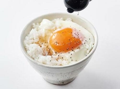 「黒コショウがピリッ! 背徳的半熟卵メシ」3