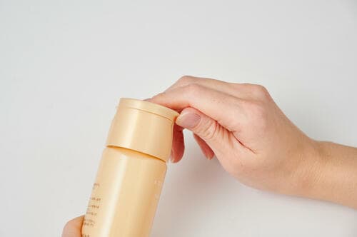 使用感： 軽い力で開けられる親切設計 乳液おすすめ イメージ