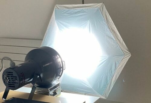 テスト1：焼けにくさ 黒色の折りたたみ日傘おすすめ イメージ