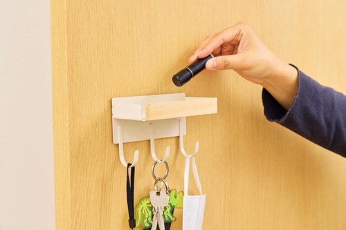 上のトレーには印鑑などを入れられる スリーコインズおすすめ イメージ