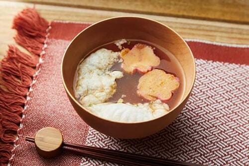 お麩が大きい「お吸い物最中 わかめの味噌汁」 イメージ