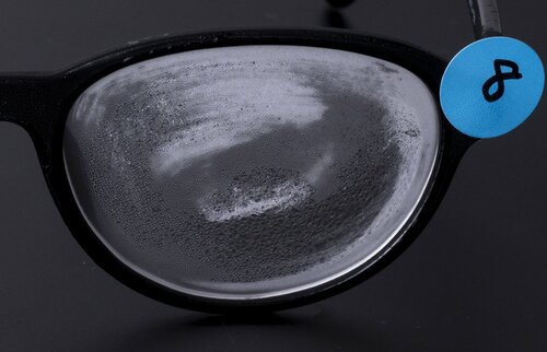 くもりは取れず水滴も残っている メガネ用曇り止めおすすめ イメージ