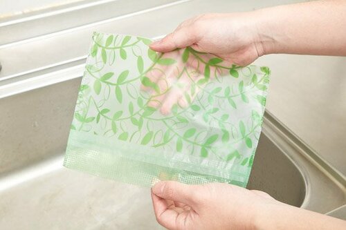 自立する「ごみっこポイ」なら中も見えずに楽々ゴミ捨て