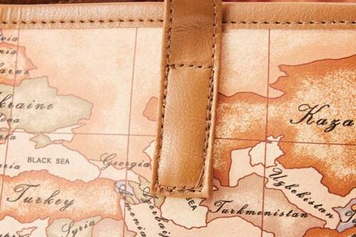 5位: ぱっと見高級感アリ!地図柄バック