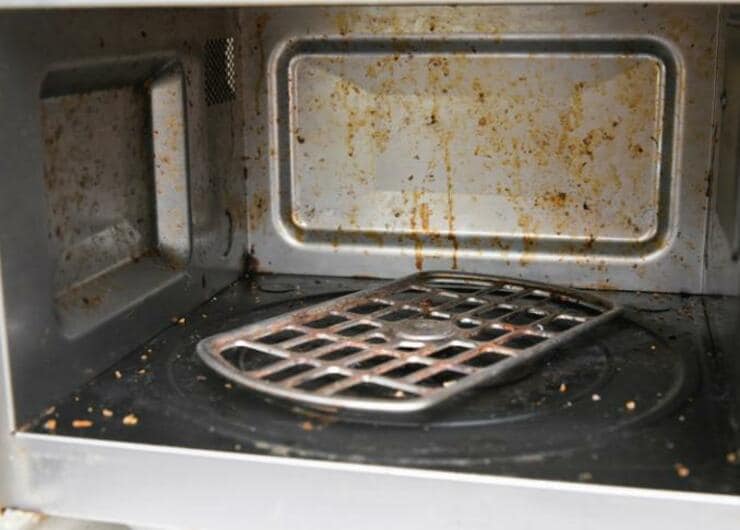 電子レンジのべっとり油汚れが“アレ”をチンしてサッパリできちゃった！