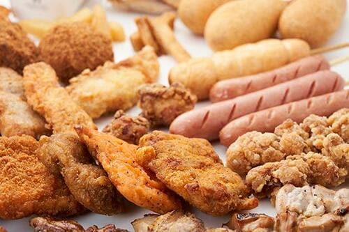 定番チキンからヘルシーな一品までコンビニのホットスナックが勢揃い イメージ