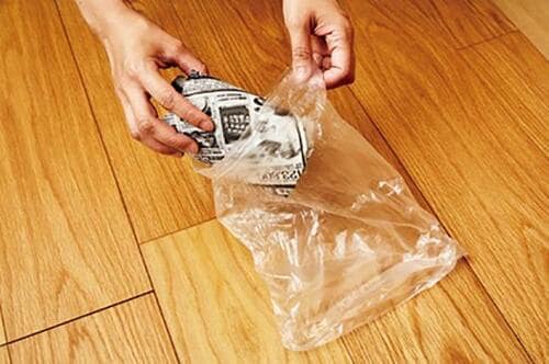 優秀な吸着材! 理にかなったテク「新聞紙作戦」