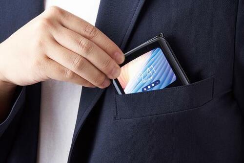 有機EL搭載の折りたたみスマホです