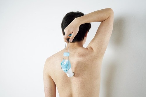 一人で背中に湿布をキレイに貼るには? 孫の手おすすめ イメージ