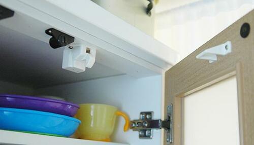 食器棚の落下・飛散防止には 扉の自動ロックが有効 イメージ