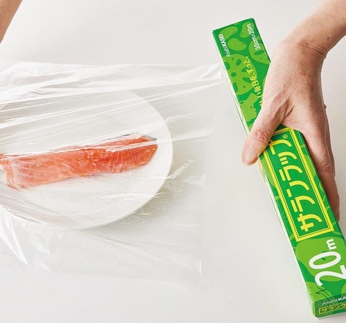 サランラップを食材にかけている様子
