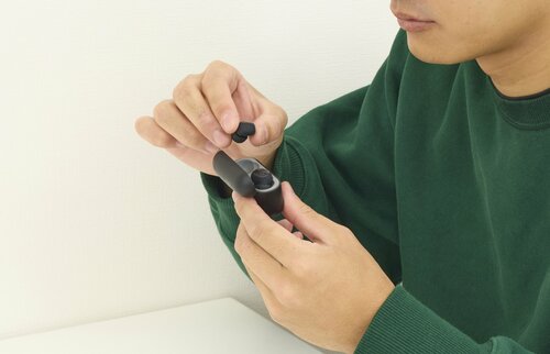 極小でケース脱着時に落とすのが少し心配 寝ホンおすすめ イメージ