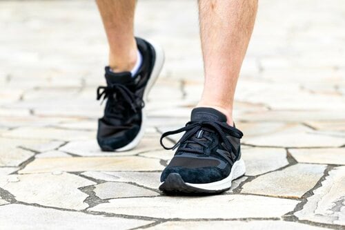 ウォーキングシューズを履いて検証している写真