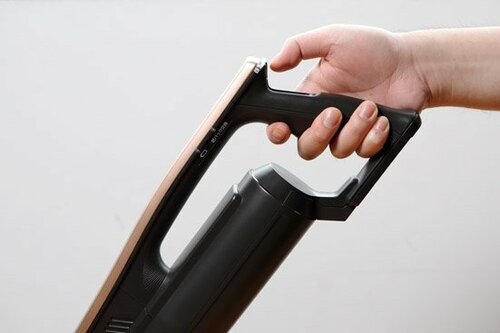 広い持ち手でゴミのありかがわかるパナソニックらしさもありました イメージ