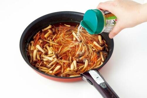 パパッとふりかけて使える片栗粉「水溶きいらずのとろみ上手」 イメージ2