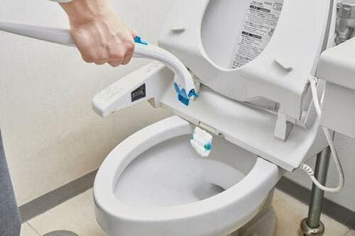 流せるトイレブラシは吊るすが◎！そこでおすすめがフィルムフック！ イメージ