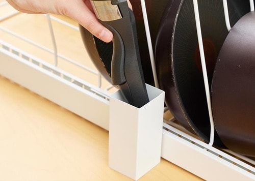 小物を立てられる収納ケース付き フライパンスタンドおすすめ イメージ