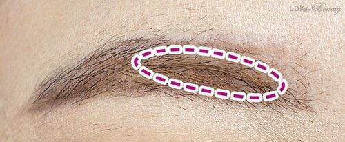 ステップ6:明るい色のマスカラを塗る 下がり眉&さんかく眉おすすめ イメージ