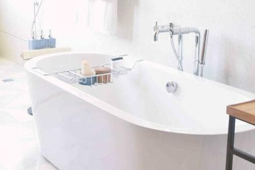 暑い季節こそ血行が悪くなりがち! 湯船に浸かろう 入浴剤おすすめ イメージ