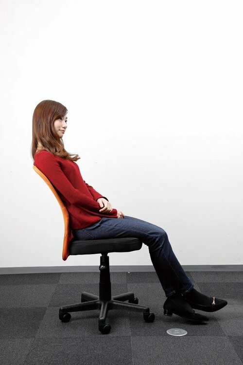 使用時の姿勢の違いは一目瞭然!背筋が伸びてお尻も痛くなりません