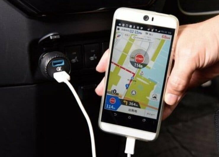 ドライブ中にスマホ充電！ 急速充電カーチャージャーおすすめ5選｜『MONOQLO』が人気製品を試しました