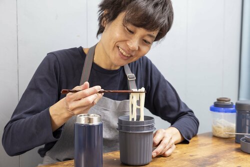 まずはヌードルコンテナーのほうから食べてみます。 イメージ