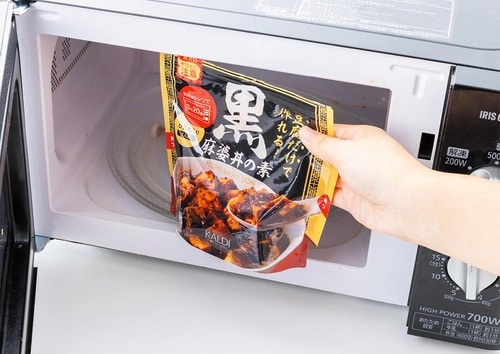 2：チャックを閉じたらレンジで温める カルディおすすめ イメージ